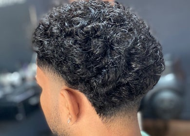 Corte de cabelo cacheado no DM barbearia, Minas Gerais, Minas Gerais, BR, destacando estilo moderno.