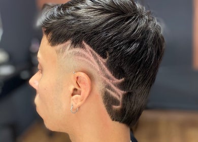 Corte de cabelo estilizado na DM barbearia em Minas Gerais, Minas Gerais, BR.