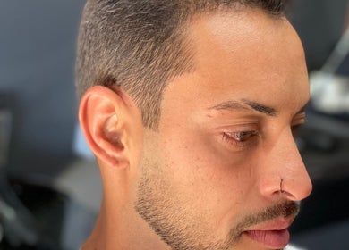 Homem com corte moderno na DM barbearia em Minas Gerais, Minas Gerais, BR.