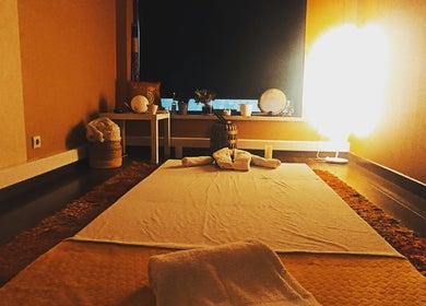 Sala de spa aconchegante no Atlantys, Leiria, Leiria, PT, com iluminação suave e toalhas preparadas.