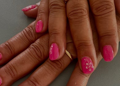 Manucure rose avec motifs floraux à Emy nails, Zinswiller, Grand Est, FR.