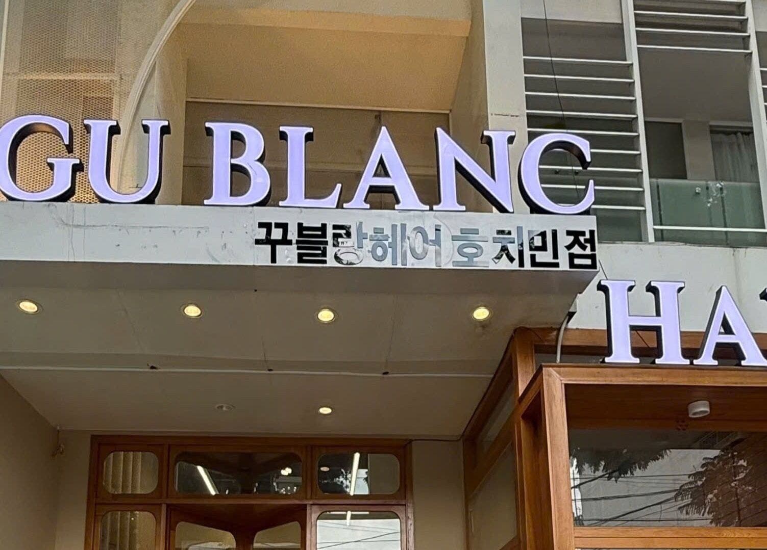 Mặt tiền Ggublanc Hair tại Hồ Chí Minh, VN với bảng hiệu nổi bật.