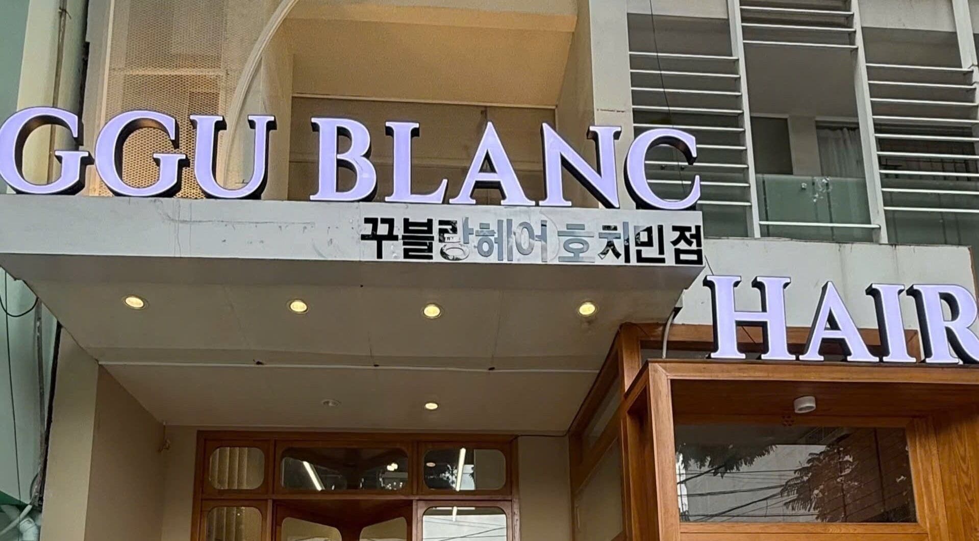 Mặt tiền Ggublanc Hair tại Hồ Chí Minh, VN với bảng hiệu nổi bật.