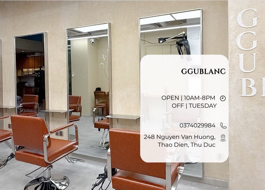Không gian sang trọng tại Ggublanc Hair, Hồ Chí Minh, Hồ Chí Minh, VN với ghế salon và gương lớn.
