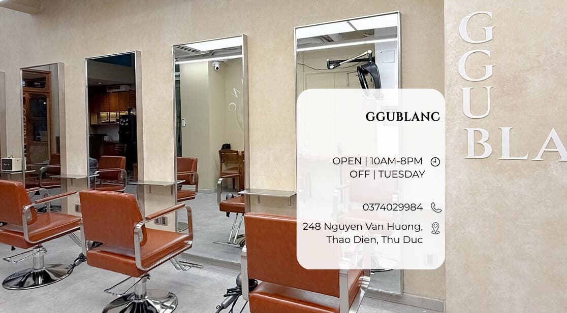 Không gian sang trọng tại Ggublanc Hair, Hồ Chí Minh, Hồ Chí Minh, VN với ghế salon và gương lớn.