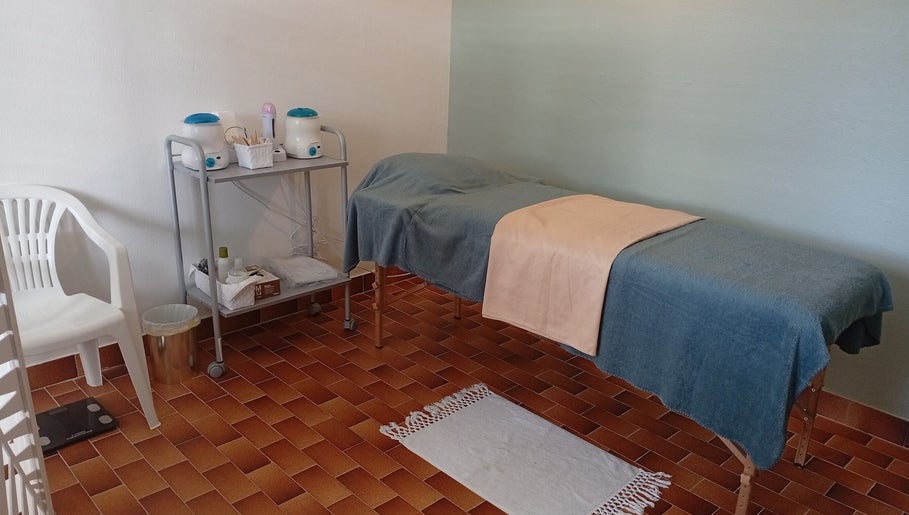 Table de massage chez Corps à Cœur Concept, Le Carbet, Saint-pierre, MQ, offrant détente et relaxation.
