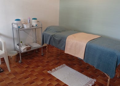 Table de massage chez Corps à Cœur Concept, Le Carbet, Saint-pierre, MQ, offrant détente et relaxation.