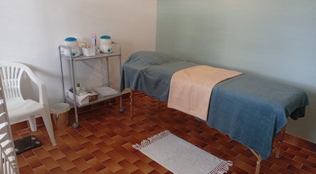 Table de massage chez Corps à Cœur Concept, Le Carbet, Saint-pierre, MQ, offrant détente et relaxation.