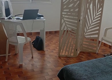 Bureau épuré chez Corps à Cœur Concept, Le Carbet, Saint-pierre, MQ, offrant un cadre de travail serein.