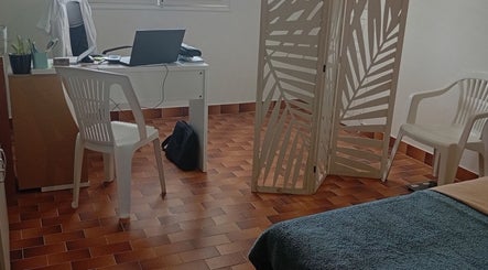 Bureau épuré chez Corps à Cœur Concept, Le Carbet, Saint-pierre, MQ, offrant un cadre de travail serein.