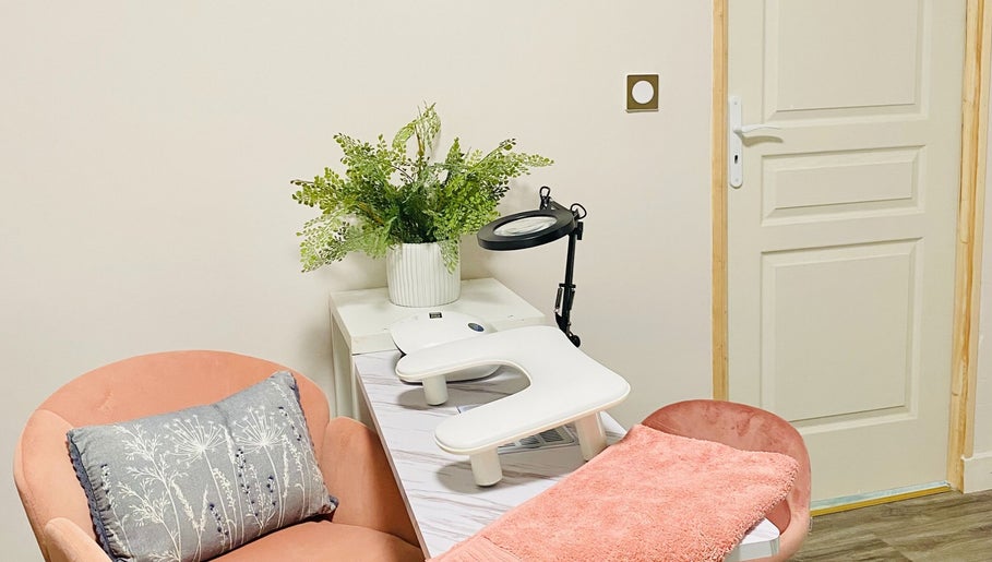 Elegant, cozy nail station at Le Studio Rituel des Ongles in Bergerac, Nouvelle-aquitaine, FR.