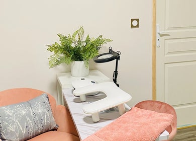 Elegant, cozy nail station at Le Studio Rituel des Ongles in Bergerac, Nouvelle-aquitaine, FR.