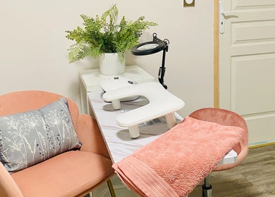 Cozy manicure setup at Le Studio Rituel des Ongles in Bergerac, Nouvelle-aquitaine, FR with pink chairs and decor.