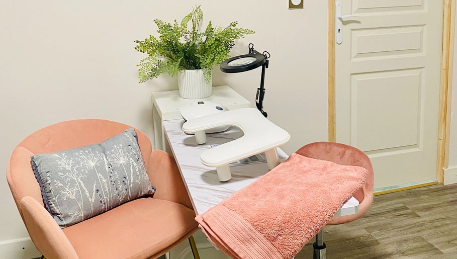 Cozy nail treatment station at Le Studio Rituel des Ongles, Bergerac, Nouvelle-aquitaine, FR.