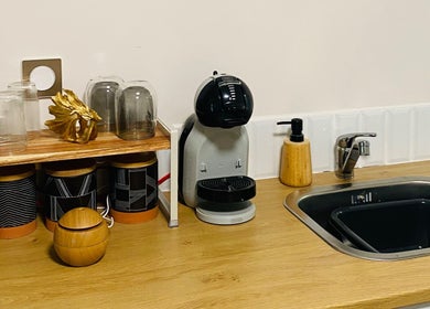 Coffee corner at Le Studio Rituel des Ongles, Bergerac, Nouvelle-aquitaine, FR with cups and espresso machine.