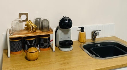 Coffee corner at Le Studio Rituel des Ongles, Bergerac, Nouvelle-aquitaine, FR with cups and espresso machine.