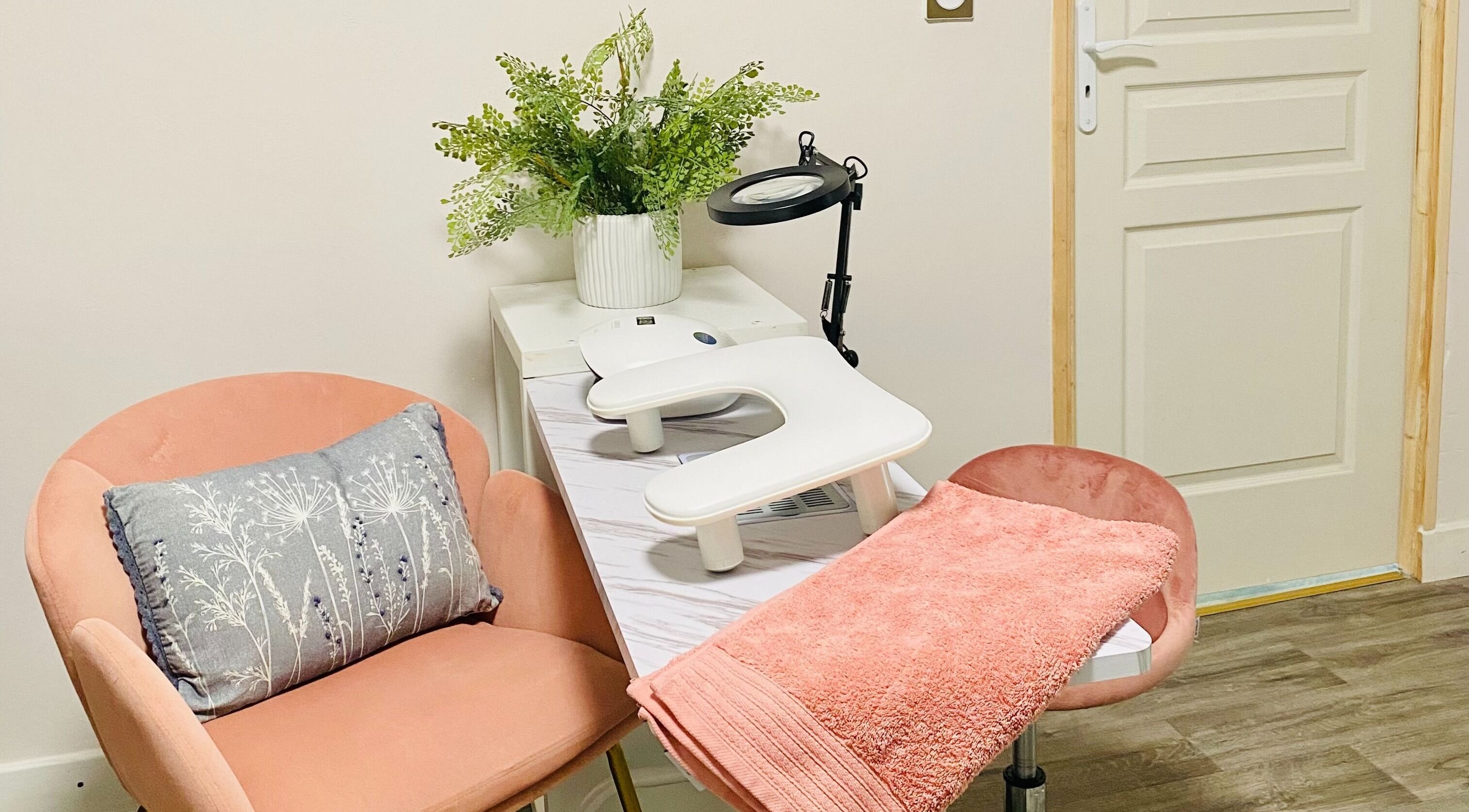 Cozy manicure area at Le Studio Rituel Des Ongles, Bergerac, Nouvelle-Aquitaine, FR, with pink chairs and decor.
