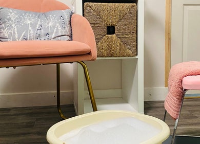 Relaxing seating and spa basin at Le Studio Rituel Des Ongles, Bergerac, Nouvelle-Aquitaine, FR