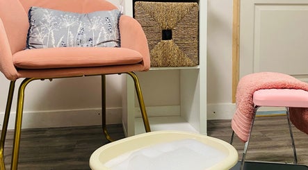 Relaxing seating and spa basin at Le Studio Rituel Des Ongles, Bergerac, Nouvelle-Aquitaine, FR