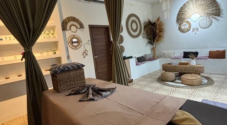 Relaxing spa room at Chellvan_spa in Bali, Bali, ID with earthy decor and comfortable seating.
