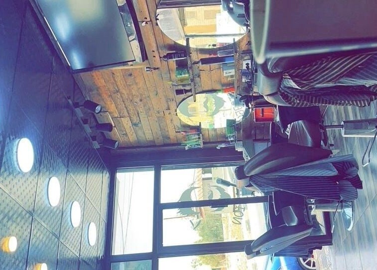 تصميم داخلي عصري في A3 Saloon, السخنة, محافظة الزرقاء, JO يظهر كراسي أنيقة وديكور خشبي.