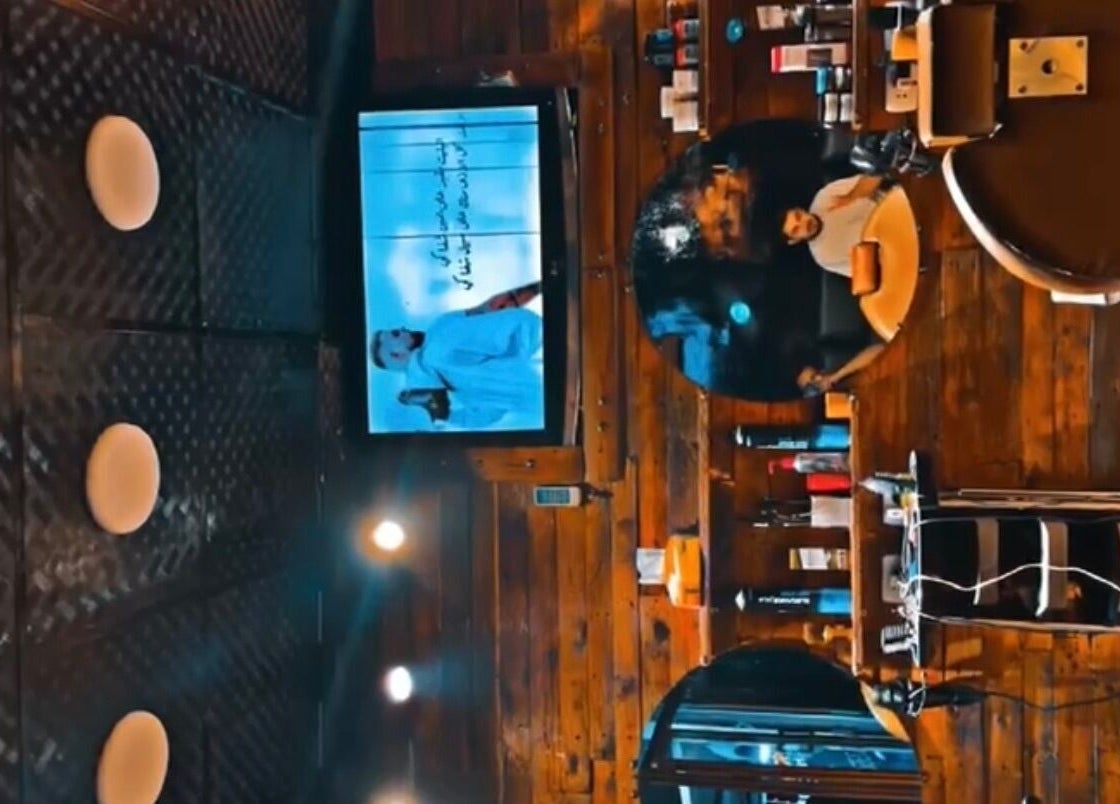 ديكور خشبي أنيق في A3 Saloon بالسخنة, محافظة الزرقاء, JO يعكس الفخامة والرقي.