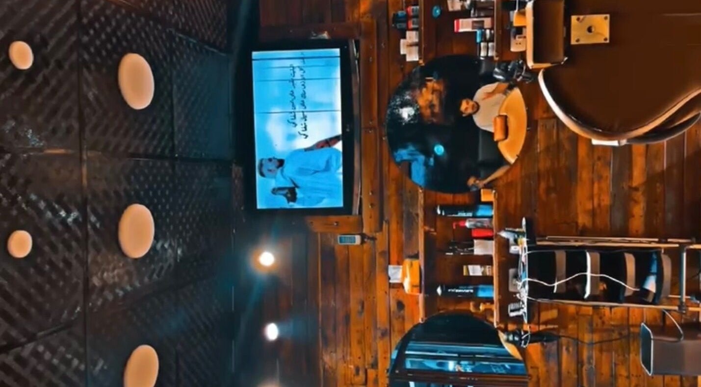 ديكور خشبي أنيق في A3 Saloon بالسخنة, محافظة الزرقاء, JO يعكس الفخامة والرقي.