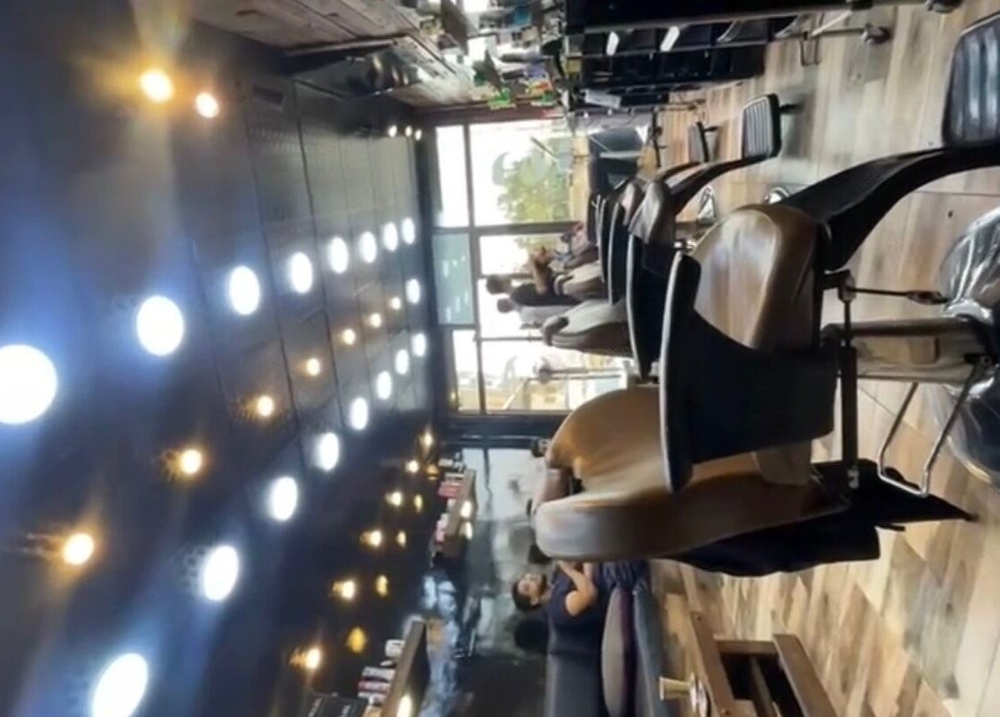 صالون أنيق في A3 Saloon، السخنة, محافظة الزرقاء, JO, يقدم خدمات تجميل فاخرة بأجواء مريحة وأنيقة.