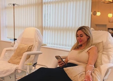 Woman receiving IV therapy at Doktor Ház, Budapest, Magyar, HU, embodying relaxation and wellness.