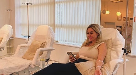Woman receiving IV therapy at Doktor Ház, Budapest, Magyar, HU, embodying relaxation and wellness.