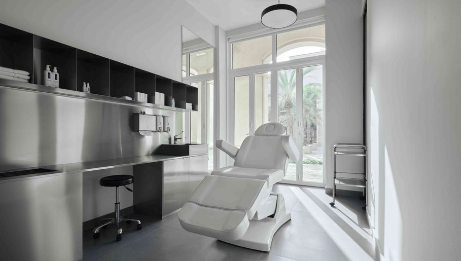 Modern treatment room at DIFFERENT Clinic, Abu Dhabi, AE with sleek design and comfortable chair.