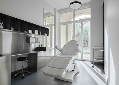 Modern treatment room at DIFFERENT Clinic, Abu Dhabi, AE with sleek design and comfortable chair.