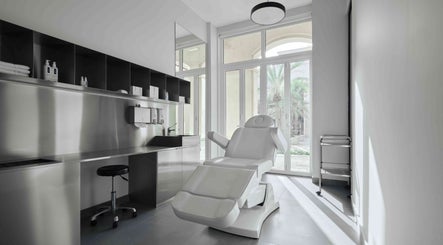 Modern treatment room at DIFFERENT Clinic, Abu Dhabi, AE with sleek design and comfortable chair.