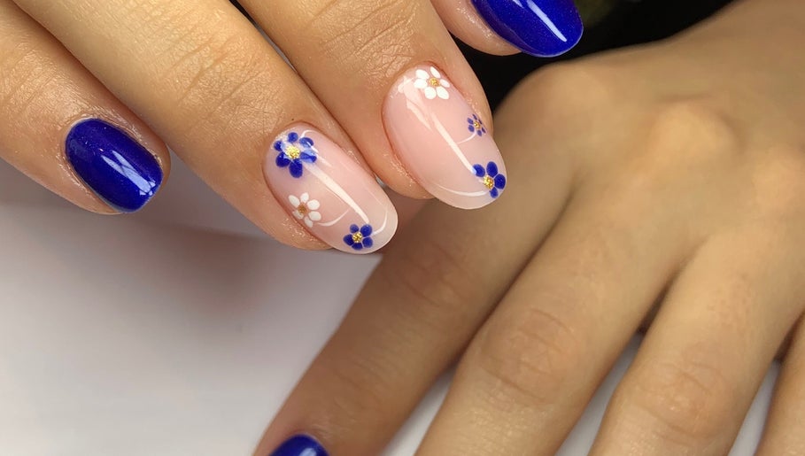 Unhas decoradas com flores azuis em voga unhas & estética, Faro, Faro, PT.