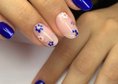 Unhas decoradas com flores azuis em voga unhas & estética, Faro, Faro, PT.