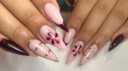 Arte de unhas elegantes na voga unhas & estética, Faro, Faro, PT, com estilo moderno e delicado.