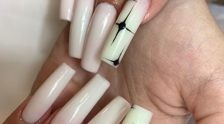 Detalhe de unhas decoradas em Voga Unhas & Estética, Faro, PT. Design sofisticado e moderno.
