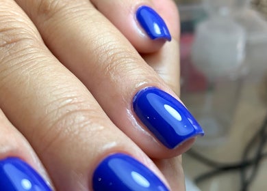 Unhas pintadas de azul vibrante na voga unhas & estética, Faro, Faro, PT. Beleza em cada detalhe.