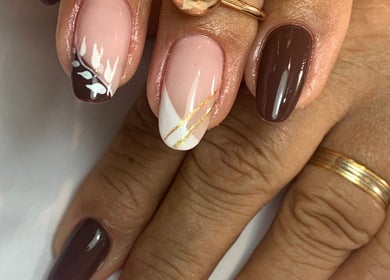 Unhas decoradas elegantes em voga unhas & estética, Faro, Faro, PT, com design sofisticado em tons neutros.