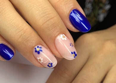 Unhas com design floral azul na Voga Unhas & Estética, Faro, Faro, PT