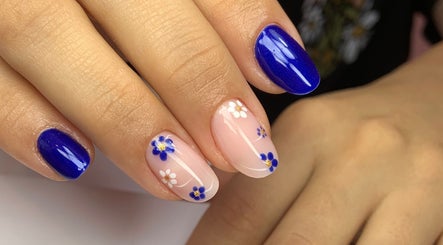 Unhas com design floral azul na Voga Unhas & Estética, Faro, Faro, PT