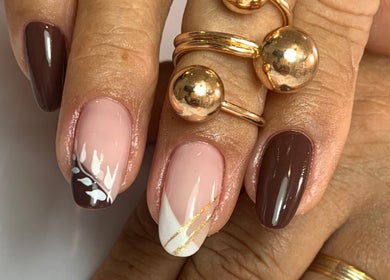 Design de unhas sofisticado na Voga Unhas & Estética, Faro, Faro, PT, destacando arte com tons terrosos e detalhes dourados.