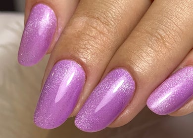 Unhas com esmalte rosa brilhante no Voga Unhas & Estética em Faro, Faro, PT.