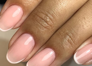 Unhas com manicura francesa em Voga Unhas & Estética, Faro, Faro, PT, realçando beleza e cuidado.