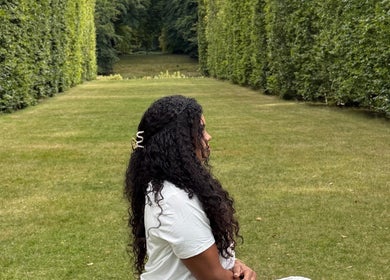 Pessoa meditando em um jardim verde em Therapist Soares, Amsterdã, Noord-Holland, NL.