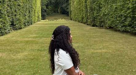 Pessoa meditando em um jardim verde em Therapist Soares, Amsterdã, Noord-Holland, NL.