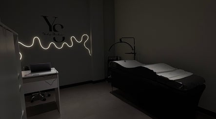 Elegante espacio de tratamiento en Yudy Studio, Madrid, Comunidad De Madrid, ES, con iluminación suave y elegante camilla.