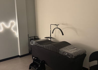 Cama de tratamiento en Yudy Studio, Madrid, Comunidad De Madrid, ES, para un ambiente tranquilo de bienestar.