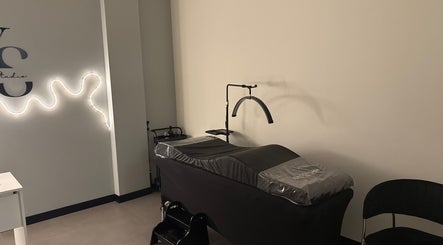 Cama de tratamiento en Yudy Studio, Madrid, Comunidad De Madrid, ES, para un ambiente tranquilo de bienestar.