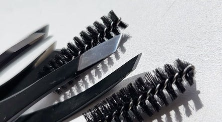 Eyelash extension tools at DUSHA| EYELASH EXTENSIONS, Clonakilty, County Cork, IE, displayed on a white surface.